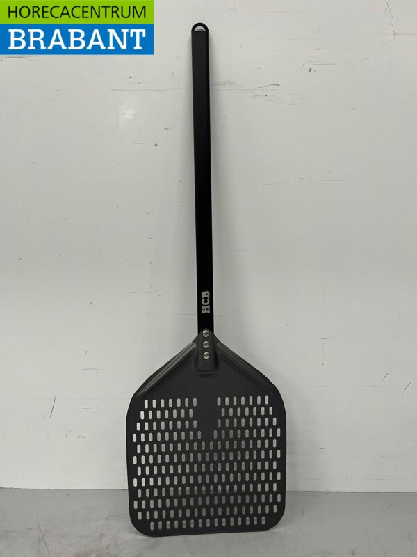Pizzaschep hard geanodiseerd, geperforeerd blad 30 cm, lengte steel 60 cm Horeca