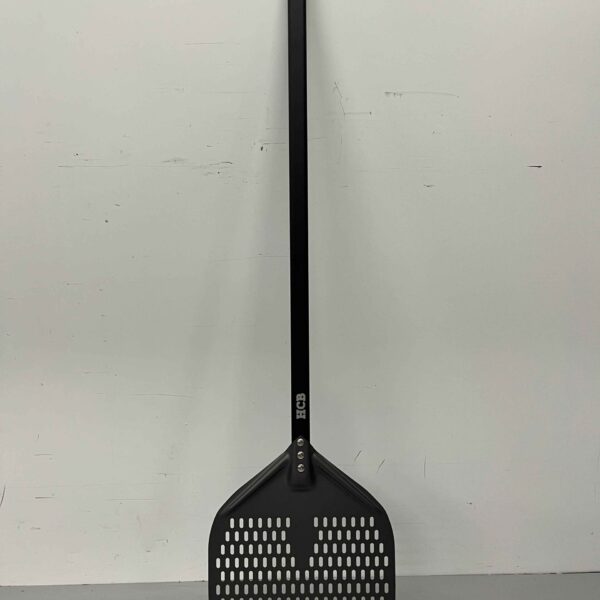 Pizzaschep hard geanodiseerd, geperforeerd blad 30 cm, lengte steel 90 cm Horeca