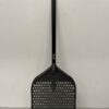 Pizzaschep hard geanodiseerd, geperforeerd blad 35 cm, lengte steel 60 cm Horeca