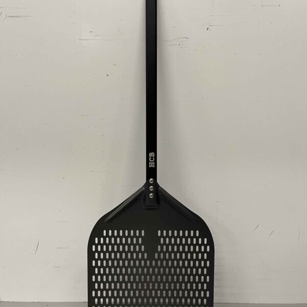 Pizzaschep hard geanodiseerd, geperforeerd blad 35 cm, lengte steel 60 cm Horeca