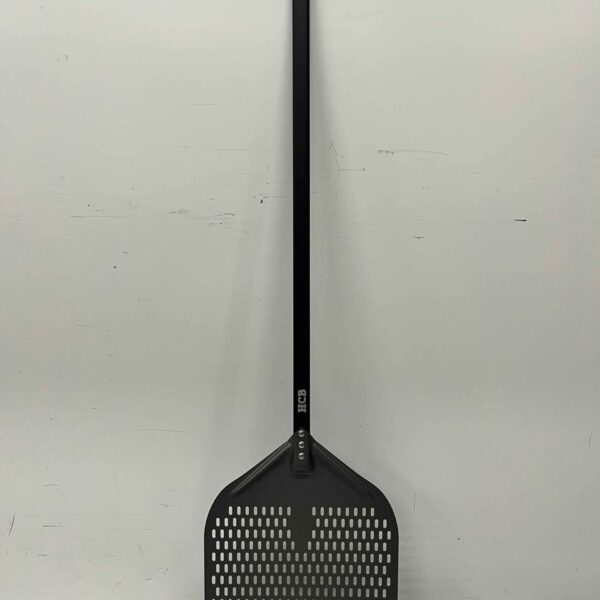 Pizzaschep hard geanodiseerd, geperforeerd blad 35 cm, lengte steel 90 cm Horeca