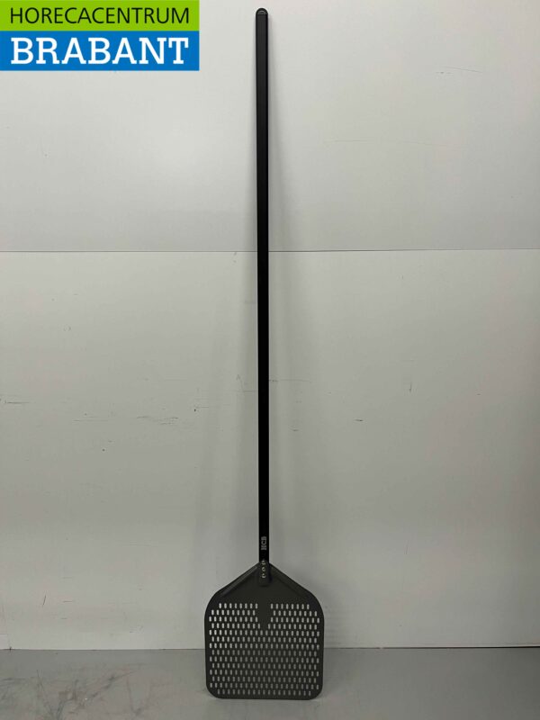 Pizzaschep hard geanodiseerd, geperforeerd blad 35 cm, lengte steel 150 cm Horeca