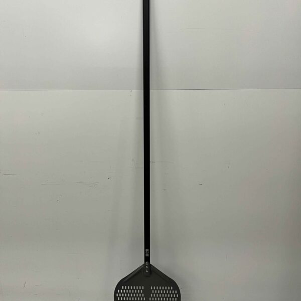 Pizzaschep hard geanodiseerd, geperforeerd blad 35 cm, lengte steel 150 cm Horeca