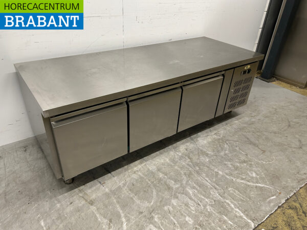 RVS Pelican Koelwerkbank Gekoelde onderkast 3 deuren 179,5 cm 230V Horeca - Afbeelding 3