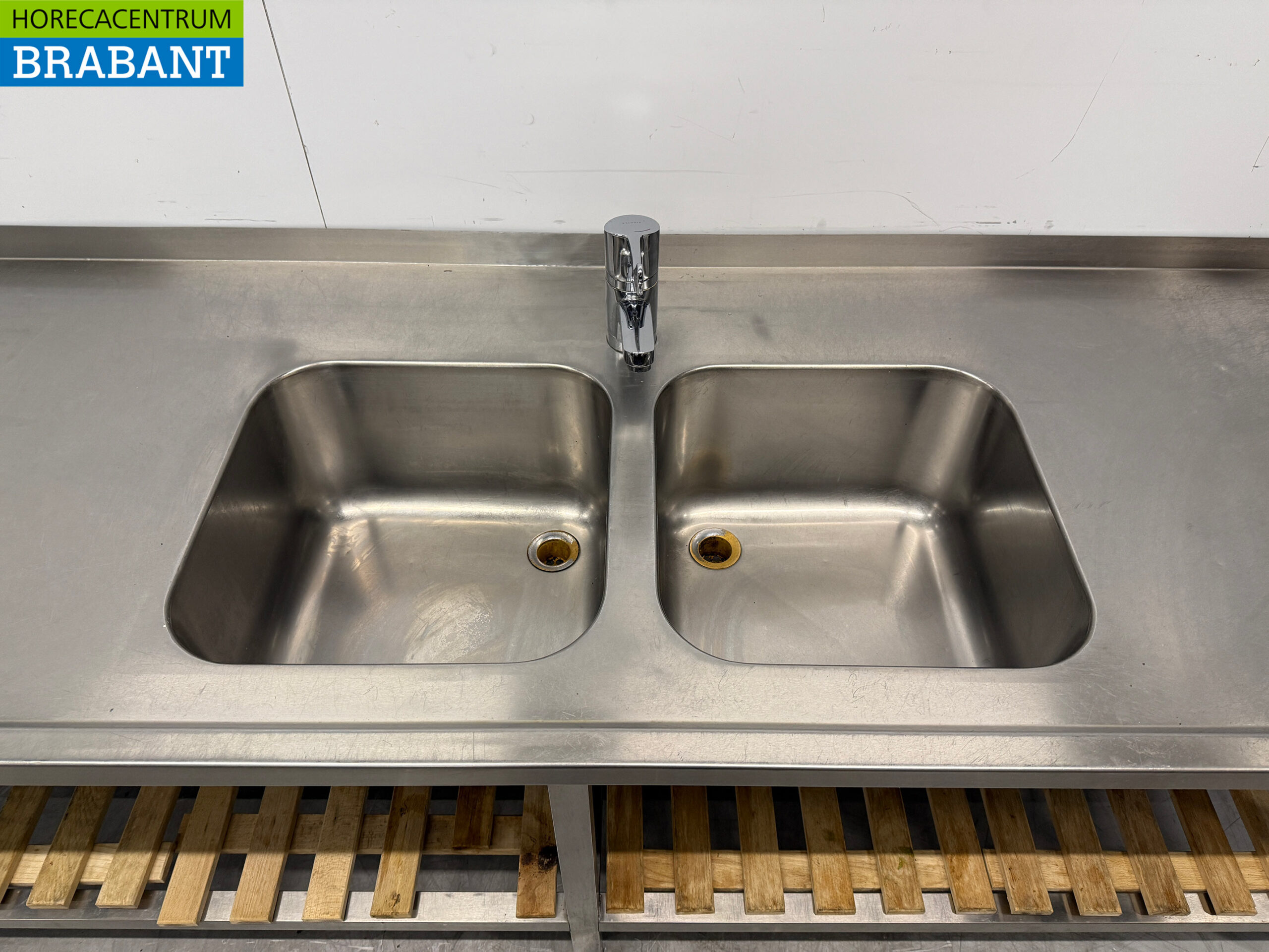RVS Spoeltafel Dubbele Spoelbakken en kraan 305 x 70 x 91 cm Horeca - Afbeelding 4